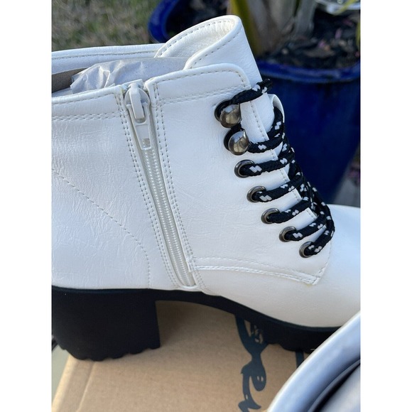 NEW With Box! Seven7Footwear. Flatiron, Off-White Boot. Size 9. Zip On Side. - Picture 5 of 7